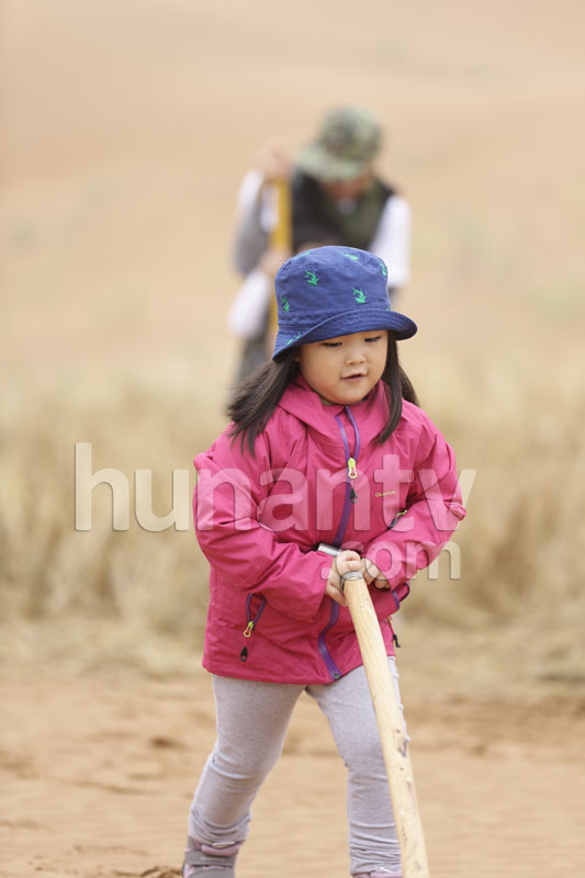 《爸爸去哪兒》第三集萌照曝光 Kimi沙漠辦生日篝火晚會(圖組)