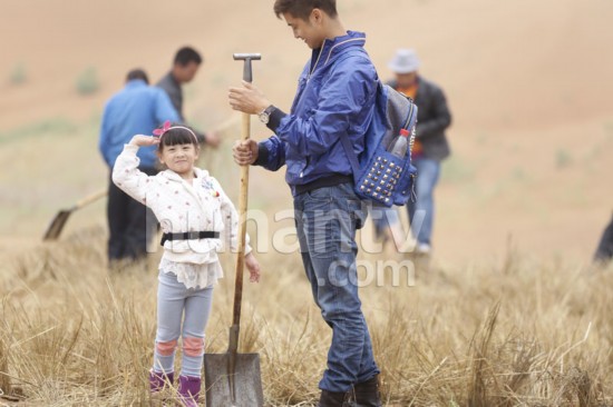 《爸爸去哪兒》第三集萌照曝光 Kimi沙漠辦生日篝火晚會(huì)(圖組)