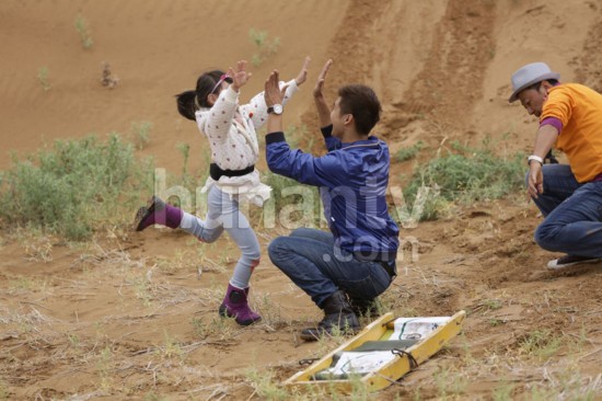 《爸爸去哪兒》第三集萌照曝光 Kimi沙漠辦生日篝火晚會(圖組)