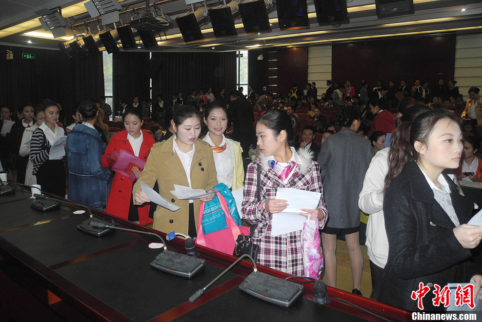 南航貴州“招乘” “90后”帥哥美女應聘場面火爆