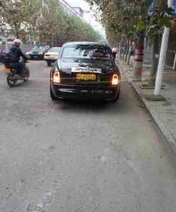 “土豪”訂婚下1080萬禮金 動用9輛豪車(組圖)