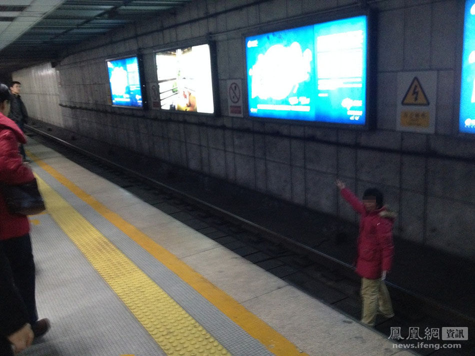 北京一女子地鐵臥軌被強行抱出