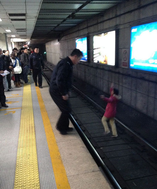 北京一女子地鐵臥軌被強(qiáng)行抱出