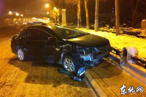 情侶吵架搶奪方向盤 車輛側(cè)翻女子受傷(圖)