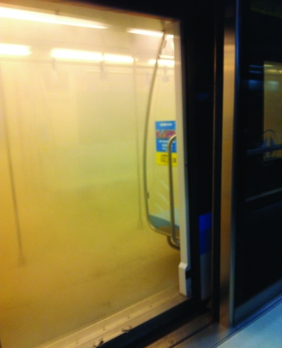 南京地鐵行駛中突然冒煙躥出火苗 肇事乘客稱(chēng)錯(cuò)帶化學(xué)品