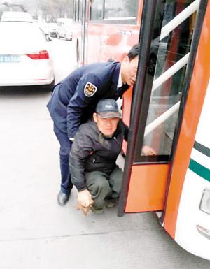 殘疾乘客坐公交司機抱上抱下 給20元讓其打車回家