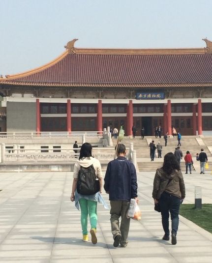 男子打著點滴參觀博物館 被稱“掛水哥”(圖)