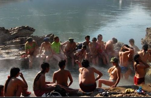 面紅耳赤看男女共浴 走進怒江神秘美女村