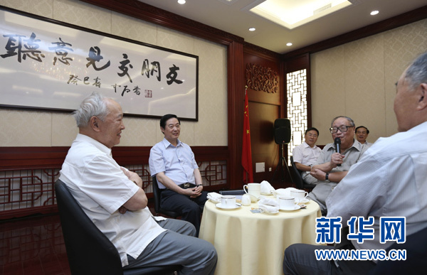 劉奇葆強(qiáng)調(diào)：把專家學(xué)者請(qǐng)進(jìn)門(mén) 聽(tīng)取意見(jiàn)交朋友