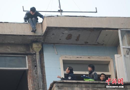山西男子爬樓討薪 民警與其溝通穩定情緒