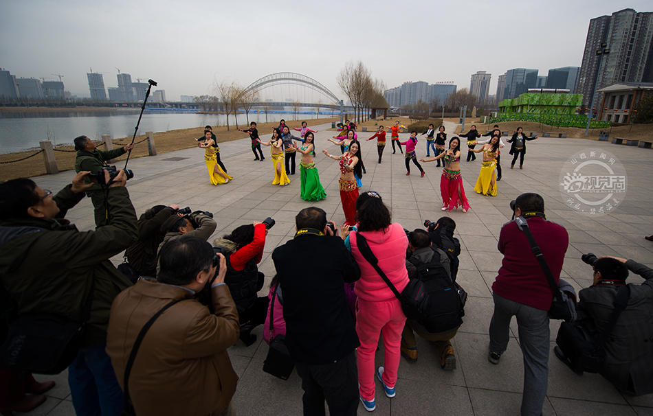 山西太原30名女性“赤膊”跳肚皮舞迎三八節
