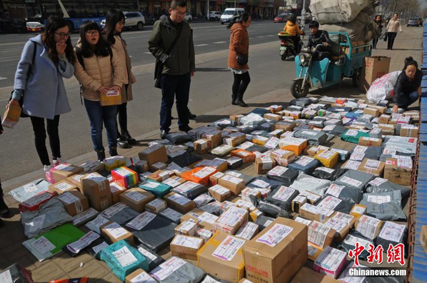 山西一高校迎來新學期快遞高峰 大學生地攤挑貨