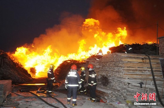 山西太原一木材廠突燃大火 幸無人員傷亡