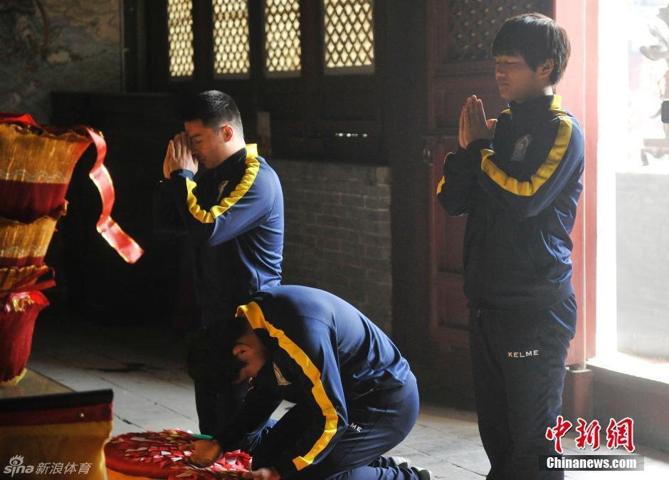 山西一足球隊賽前拜關公