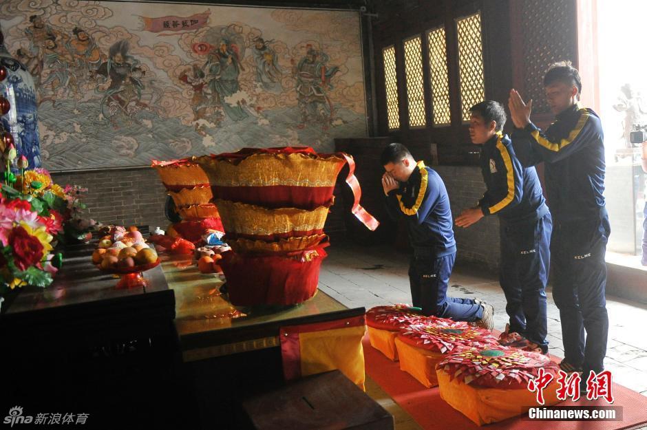 山西一足球隊(duì)賽前拜關(guān)公
