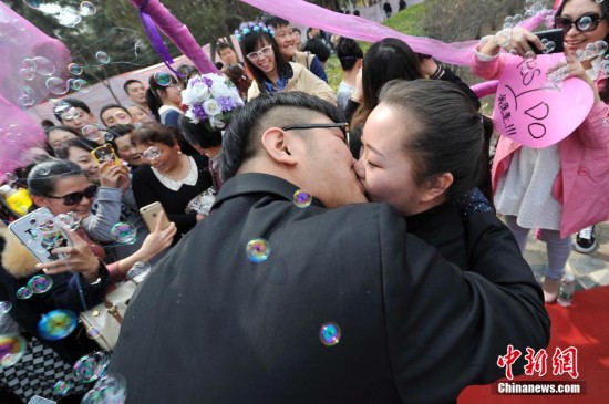 山西街頭上演浪漫求婚 眾人圍觀祝福