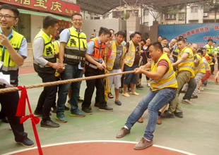 農(nóng)民工趣味運(yùn)動會進(jìn)社區(qū) 與社區(qū)居民一起過節(jié)