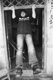 北川“夾縫男孩”:做過3次截肢手術仍打籃球