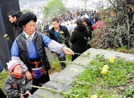 我們走出悲痛 我們堅強前行