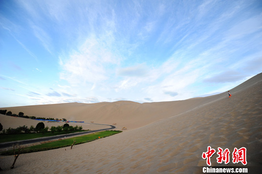 敦煌鳴沙山夏日風(fēng)情迷人