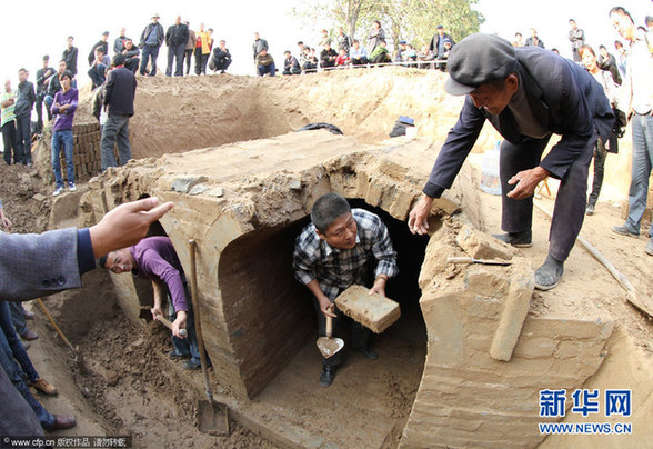 明代夫婦合葬古墓出土 青磚瓦塊現奇特“文字”