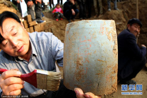 明代夫婦合葬古墓出土 青磚瓦塊現奇特“文字”