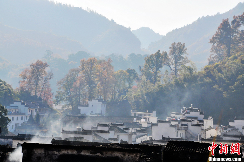 “最美鄉村”江西婺源紅楓引游客紛至沓來