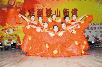 從鍋灶旁和田地里走出的鄉(xiāng)村說唱團(tuán)