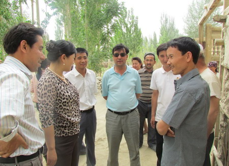 團(tuán)新疆和田地委慰問(wèn)和田縣塔瓦庫(kù)勒鄉(xiāng)