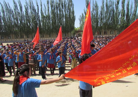 和田縣塔瓦庫勒鄉(xiāng)舉辦青少年預備隊宣誓授旗儀式