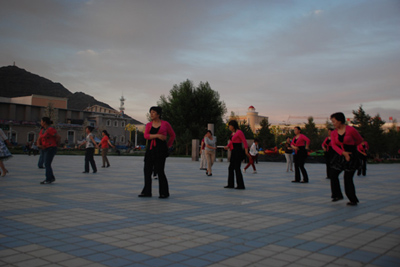 青河“俏夕陽(yáng)健身舞蹈隊(duì)”舞動(dòng)青春