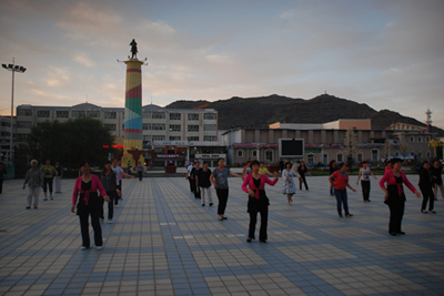 青河“俏夕陽(yáng)健身舞蹈隊(duì)”舞動(dòng)青春