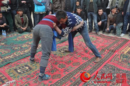 新疆和碩縣慶祝諾茹孜節(jié) 上演斗狗斗雞精彩民間活動(圖)