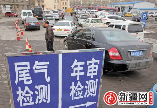 烏魯木齊一車輛檢測(cè)站“癱瘓” 車主帶干糧排隊(duì)