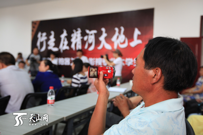 精河縣:農(nóng)牧民變身“拍客”拍民族團(tuán)結(jié)微電影