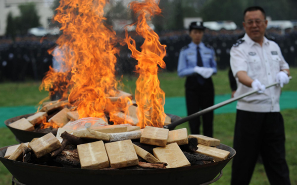 云南昆明公開焚燒3噸毒品