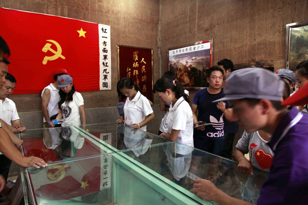 巧家縣開展“重走長征路”青少年紅色之旅活動