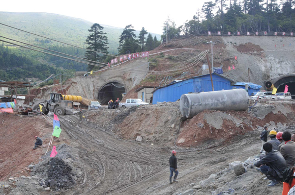 云南迪慶：坍塌隧道救援工作“多頭并進(jìn)”