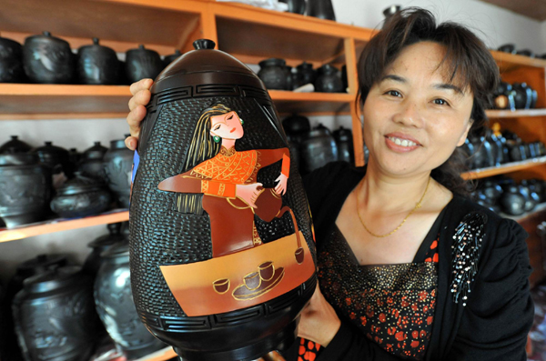 彝家女傳承古技藝 小黑陶開拓大市場
