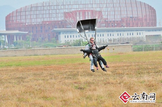 云南六旬老太勇敢一躍 創老年雙人跳傘“中國第一”