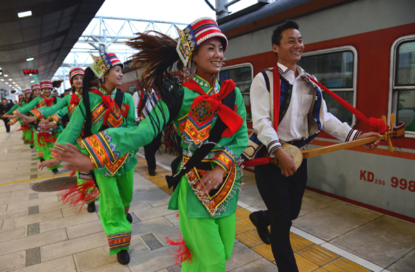 云南:“石林號”旅游列車開行