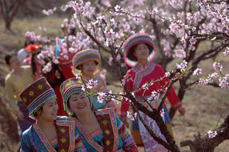 浙江奉化：萬畝桃園美景 引八方游客