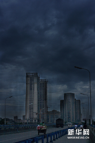 受超強臺風“馬鞍”侵襲 浙江紹興烏云壓城