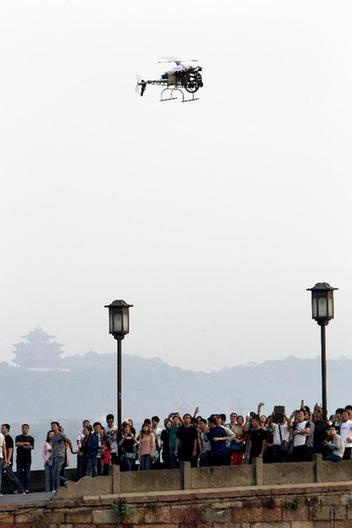 杭州試飛警用搖桿直升機“護駕”西湖煙花大會