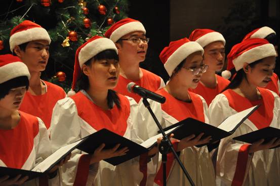 杭州海外海皇冠假日酒店舉行圣誕點燈儀式吸引市民們前往