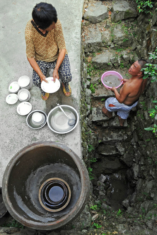 浙江新昌遭遇空前旱災 山民飲水告急展開救援