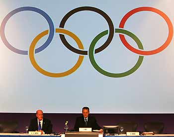 International Olympic Committee (IOC) President Jacques Rogge (R) and Senior IOC member Kevan Gosper attend a final news conference after the close of the 117th IOC session in Singapore July 9, 2005. [Reuters]