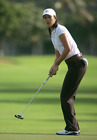 Michelle Wie of the U.S. watches a putt on the 18th green of the Waialae Country Club during the Sony Open golf tournament in Oahu, Hawaii January 11, 2006. 