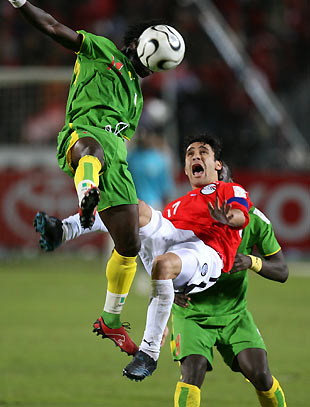 Amr Zaki of Egypt (R) kicks the ball over Senegal's Pape Malikou Diakhate and Souleymane Diawara (L) during their African Nations Cup semi-final soccer match in Cairo, Egypt February 7, 2006. [Reuters]