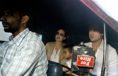 Pitt, Jolie take rickshaw ride